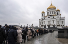 В Москве у храма Христа Спасителя к мощам выстр...
