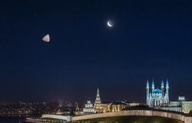 Жители Казани заметили в небе луну необычной тр...