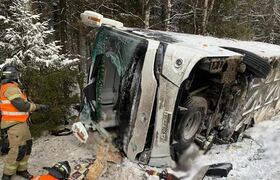 В Карелии перевернулся туристический автобус, п...