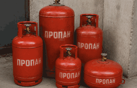 Семь газовых баллонов вынесли из горящих складо...